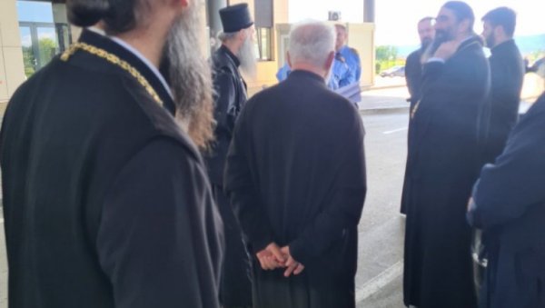 СЛИКЕ ПАТРИЈАРХА ПОРФИРИЈА СА МЕРДАРА: Кренуо на Сабор СПЦ у Пећку патријаршију - Курти му забранио посету духовној кући (ФОТО)