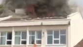 MALI MATURANTI ZAPALILI ŠKOLU: Požar izazvali bakljama, policija i vatrogasci hitno reagovali  (VIDEO)