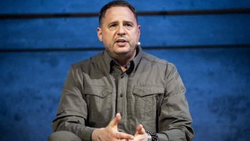 ЈЕРМАК БЕСНЕО КАД ЈЕ ТРЕБАЛО ДА ПОТПИШЕ ОСТАВКУ: Зеленском приредио хаос - Једва га уклонили са функције