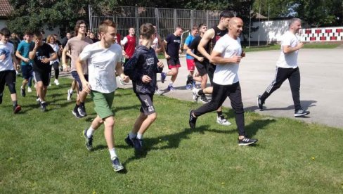 GIMNAZIJALCI I NJIHOVI PROFESORI ORGANIZOVALI SPORTSKI DAN: Manifestacija u Zrenjaninskoj gimnaziji