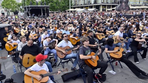 NA TRGU SVIRALO 1.000 GITARISTA: Na bini u centru grada održan spektakularni Koncert za rekord