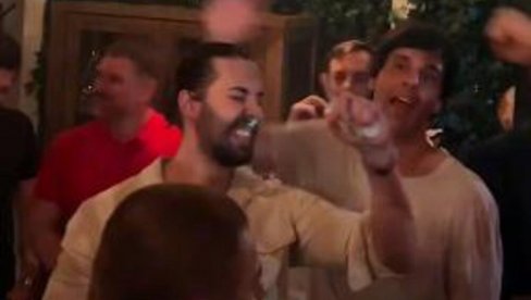 JEDNOGA DANA ŽALIĆE MNOGI... Haos na proslavi Zvezdine titule, zna se ko je u centru pažnje, a tu je i metla (VIDEO) JEDNOGA DANA ŽALIĆE MNOGI... Haos na proslavi Zvezdine titule, zna se ko je u centru pažnje, a tu je i metla (VIDEO)