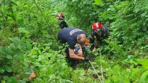 ŽENA PALA NIZ LITICU OD 60 METARA: Drama kod Mionice - vatrogasci na licu mesta (FOTO)