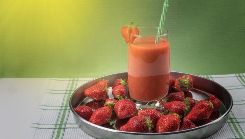 UKOLIKO VOLITE JAGODE MOŽDA ĆETE ŽELETI DA NAPRAVITE: Domaći sok i džem od jagoda