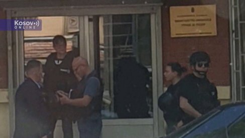 BRUTALNO IŽIVLJAVANJE KURTIJEVE POLICIJE: Pogledajte snimak upada u objekat Pošte Srbije u Zvečanu (VIDEO)
