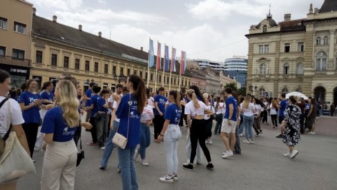 PLESALI KVADRIL I UŽIČKO KOLO:  Maturanstki ples novosadskih srednjoškoloca na Trgu slobode