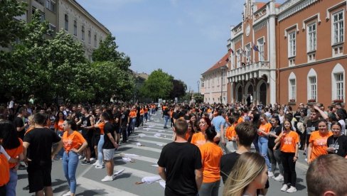 PLESALO I PREKO 500 VRŠAČKIH MATURANATA: Lepa slika ispred Gradske kuće, osmeh se širio centralnom ulicom (FOTO)