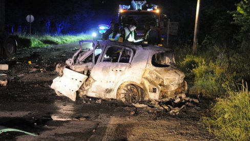 IZGOREO VOZAČ „MEGANA“: Saobraćajna nesreća u Ratini kod Kraljeva (FOTO)