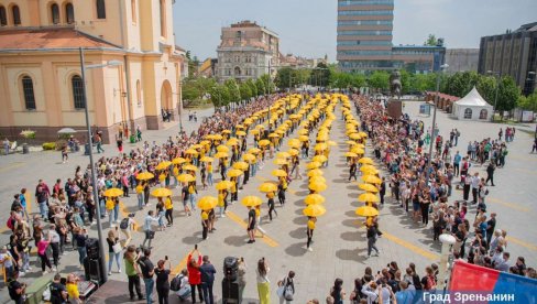 МАТУРАНТИ ПЛЕСАЛИ УЗ ШТРАУСА