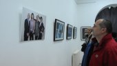 SINATRA JE IZNAD SVIH: U Kraljevu otvorena izložba čuvenog rok fotogrfa Brajana Rašića (FOTO)