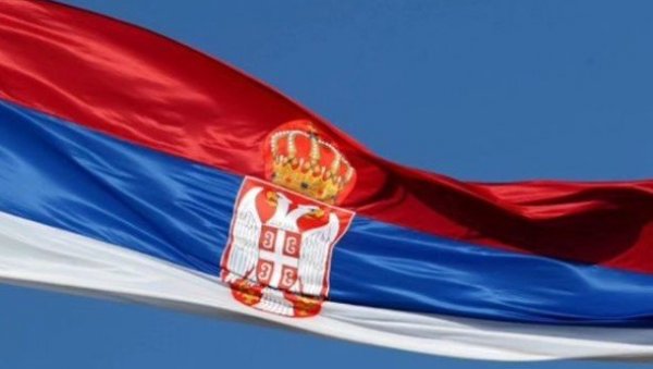 СКАНДАЛ: Обезбеђење УН покушало да отме српску заставу српским жртвама рата у БиХ, они поручили - Ни за живу главу!