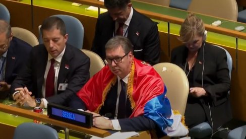 VUČIĆ PONOSITO OGRNUO SRPSKU ZASTAVU U UN: Pogledajte reakciju predsednika Srbije nakon glasanja!