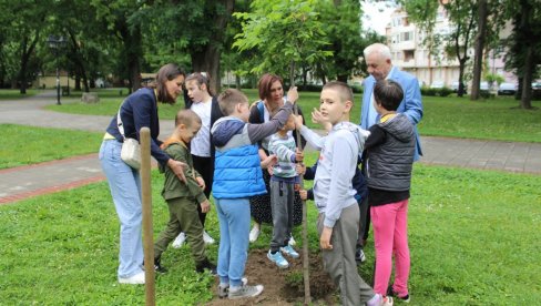 Mobilna aplikacija - ZASAĐENI NOVI BOĐOŠI:U Somboru obeležen Evropski dan parkova