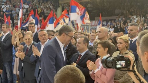 ZAHVALNOST ZA ODBRANU SRBIJE: Čačani ustali da pozdrave Vučićevu borbu (VIDEO)