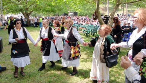 REZOLUCIJU PODNELI ONI KOJI SU ČINILI NAJVEĆE ZLOČINE: Veliki skup Krajišnika i izbeglih na saboru u manastiru Krušedol (FOTO/VIDEO)