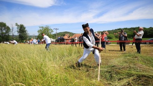 NE DAJU DA SE VEŠTINA PREDAKA ZABORAVI: Kod Kragujevca održano takmičenje kosača