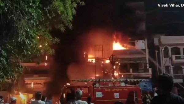 СТРАДАЛО СЕДАМ БЕБА: Велики пожар у болници у Њу Делхију (ВИДЕО)