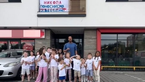 OVO SE PAMTI ZA CEO ŽIVOT! Rokviću ispred zgrade komšije priredile doček, scena sa dečicom ga je raspametila