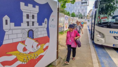 I TURISTIČKI AUTOBUSI PRAVE GUŽVU: Iako su u gradu jasno obeležena mesta za ukrcavanje i iskrcavanje stranaca, šoferi to često ne poštuju