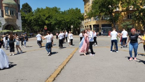 BALONI ZA KRAJ ŠKOLOVANJA: Subotički maturanti obnovili tradiciju i zaplesali u centru grada (VIDEO)