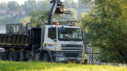 ODZVONILO I SPLAVOVIMA KOD UŠĆA: Počelo uklanjanje nelegalnih plutajućih objekata od Brankovog mosta ka Zemunu (FOTO)