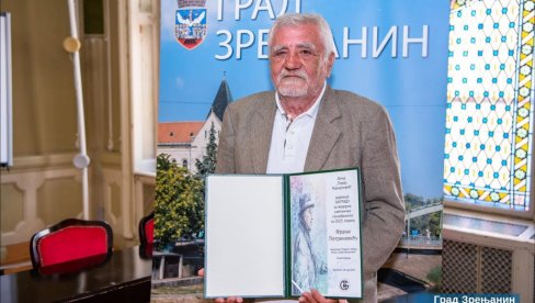 TODOR MANOJLOVIĆ URUČEN FRANJI PETRINOVIĆU:  Književniku iz novog Sada u Zrenjaninu dodeljena nagrada