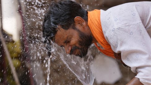 ТОПЛОТНИ ТАЛАС У ИНДИЈИ: Због врућине преминуло још осам становника