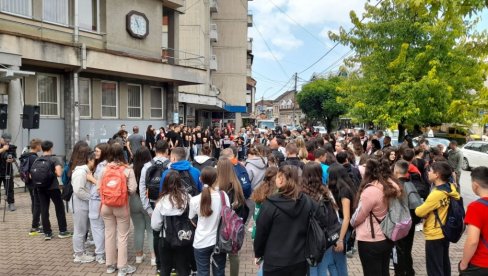 TRAŽE PRAVDU ZA BOGDANA (7): U Vlasotincu održan skup Udruženja roditelja stradale dece u saobraćaju (FOTO/VIDEO)