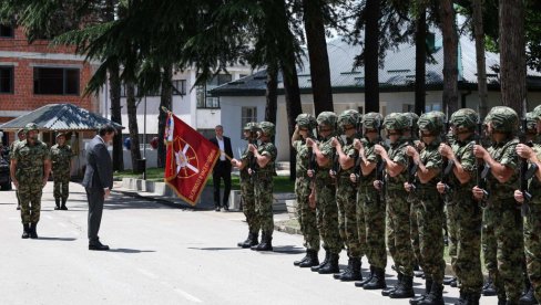 МИНИСТАР ГАШИЋ ОБИШАО ЧЕТВРТУ БРИГАДУ КОПНЕНЕ ВОЈСКЕ: Приказано новоуведено наоружање у састав јединице (ФОТО)