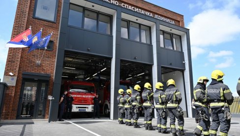 ОТВОРЕНА ВАТРОГАСНА ЈЕДИНИЦА У БЕОГРАДУ НА ВОДИ:  На терен за мање од минута