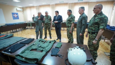 ОЈАЧАНА БОРБЕНА ГОТОВОСТ: Министар Гашић обишао Команду Ратног ваздухопловства и ПВО