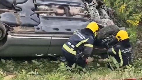 TEŠKA SAOBRAĆAJNA NESREĆA KOD SRBOBRANA: Vatrogasci izvlačili ženu iz prevrnutog automobila (VIDEO)