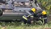 TEŠKA SAOBRAĆAJNA NESREĆA KOD SRBOBRANA: Vatrogasci izvlačili ženu iz prevrnutog automobila (VIDEO)