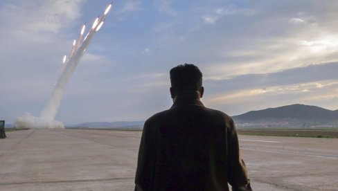 СПРЕМНИ ДА БУДУ ПРЕБАЧЕНИ НА ГРАНИЦУ СА ЈУЖНОМ КОРЕЈОМ: Ким Џонг Ун надгледао испоруку 250 нових лансера које је лично осмислио