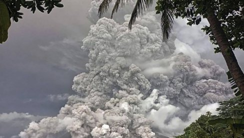 ПОЈАВИО СЕ ЗАПАЊУЈУЋИ СНИМАК: Поново еруптирао вулкан, пепео лети на све стране (ВИДЕО)