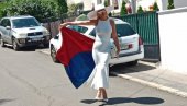 JELENA KARLEUŠA OBAVILA GRAĐANSKU DUŽNOST: Zablistala u haljini srpske zastave (VIDEO)