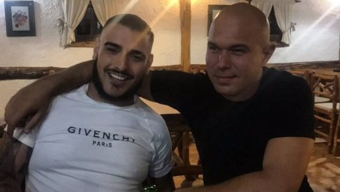 КУМОВИ УКРСТИЛИ ГЛАСОВЕ: Дарко Лазић и Пеђа Вујић снимају дует, а погледајте њихове заједничке фотографије из млађих дана (ФОТО) КУМОВИ УКРСТИЛИ ГЛАСОВЕ: Дарко Лазић и Пеђа Вујић снимају дует, а погледајте њихове заједничке фотографије из млађих дана (ФОТО)