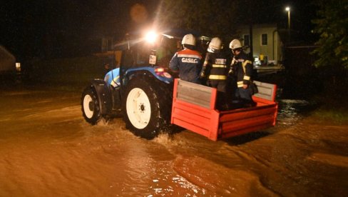 NEVREME NAPRAVILO VELIKI HAOS U REGIONU: Voda nije za piće, ulice postale reke, ljudi se evakuišu... (FOTO)