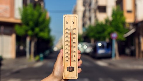 ДА, ДОБРО СТЕ ВИДЕЛИ: Улични термометар измерио чак 53 степена (ФОТО)