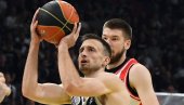 PARTIZAN – ZVEZDA Nakon divljanja Grobara i prekida utakmice,košarkaši Zvezde izašli na parket, crno-beli nisu