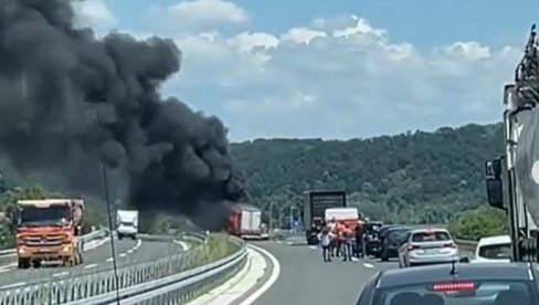 CRNI GUSTI DIM PREKRIO NEBO: Posle sudara dva vozila kod Valjeva izbio požar (VIDEO)