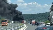 ЦРНИ ГУСТИ ДИМ ПРЕКРИО НЕБО: После судара два возила код Ваљева избио пожар (ВИДЕО)