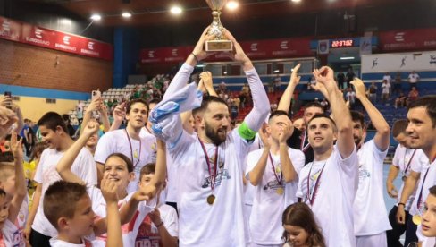 ISTORIJSKI USPEH: Klub malog fudbala FON Banjica prvi put postao prvak Srbije u futsalu