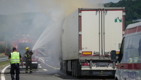 UGAŠEN POŽAR, IMA POVREĐENIH: Novi detalji nesreće na brzoj saobraćajnici prema Lajkovcu (FOTO)