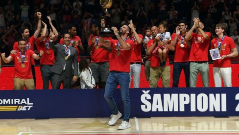 ŠAMPIONI SRBIJE: Košarkašima Zvezde uručen trofej