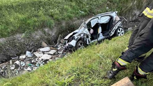 SIN POGINUO, OTAC ZADOBIO TEŠKE POVREDE: Detalji saobraćajke kod Loznice - Auto neprepoznatljiv (FOTO)