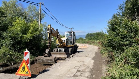 INFRASTRUKTURNI RADOVI U PARAĆINU: U toku je obnova dela puta Striža – Donje Vidovo (FOTO)