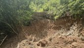 СПЕЦИЈАЛЦИ КОПАЈУ РУПЕ ПО ПУТЕВИМА: Житељи села Бање директно угрожена егзистенција