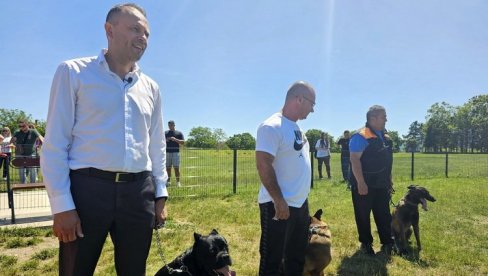 ДА БУДУ ПРОДУКТИВНИ И СОЦИЈАЛИЗОВАНИ: Полигон за тренирање и дресуру паса постављен у Крагујевцу