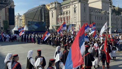 СРПСКА НОШЊА И ТРОБОЈКЕ: Величанствен почетак Свесрпског сабора (ВИДЕО)